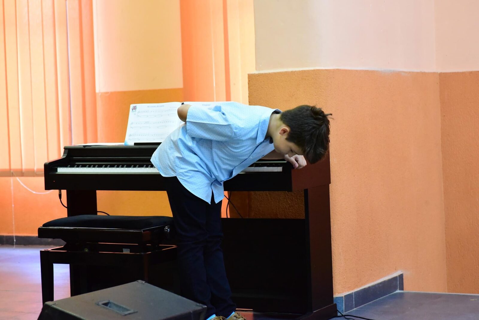 Moment de pe scenă la un concert al academiei 9